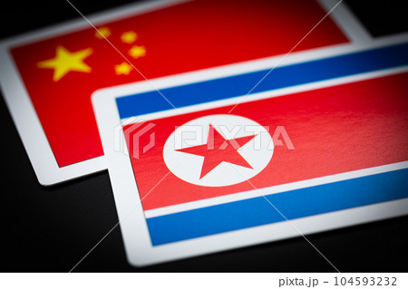 中国と北朝鮮の国旗 104593232