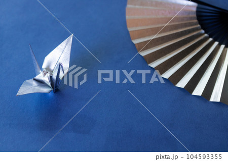 折り鶴と扇子 折り鶴と扇子 104593355