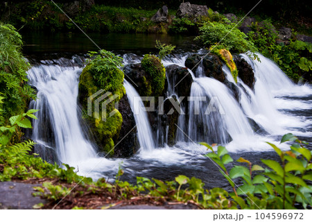 小さな滝 104596972