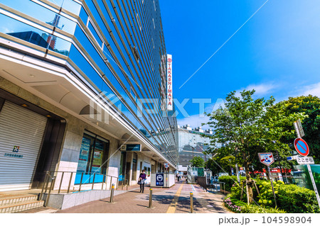 日本の横浜都市景観 7月。横浜タカシマヤや横浜市営地下鉄ブルーライン横浜駅出入口、相鉄・横浜駅＝4日 104598904