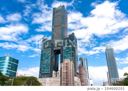 星光水の畔公園から見る高雄85 台灣 104600201