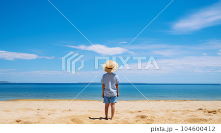 南国の美しい海を眺める麦わら帽子の少年 104600412