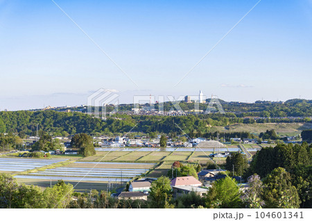 郊外の住宅街みと田園風景 郊外の住宅街みと田園風景 104601341