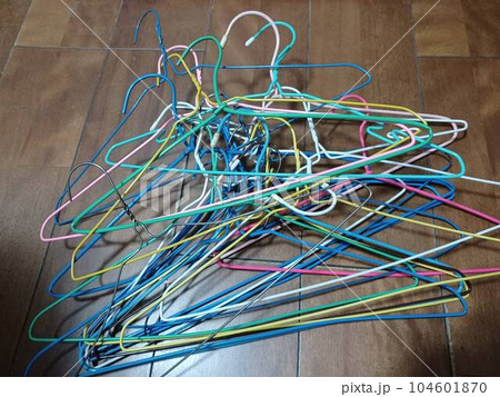 家事のイライラ 洗濯物を干す前の絡まったハンガー 家事のイライラ 洗濯物を干す前の絡まったハンガー 104601870
