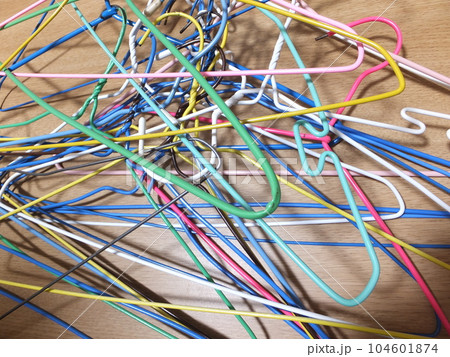 家事のイライラ 洗濯物を干す前の絡まったハンガー 家事のイライラ 洗濯物を干す前の絡まったハンガー 104601874