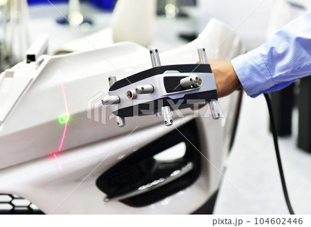 Hand-held 3D laser scanners measure the accuracy of automotive parts. in industrial plants Hand-held 3D laser scanners measure the accuracy of automotive parts. in industrial plants 104602446