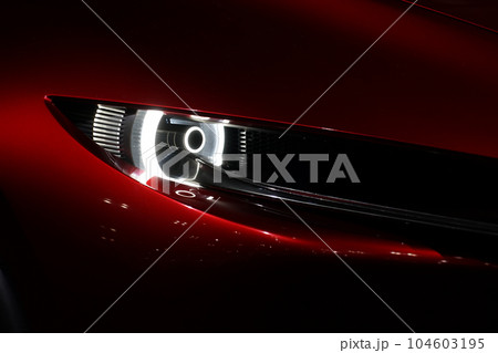 かっこいい自動車のヘッドライトのイメージ 104603195