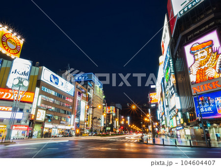 札幌　夜のすすきの 104604407