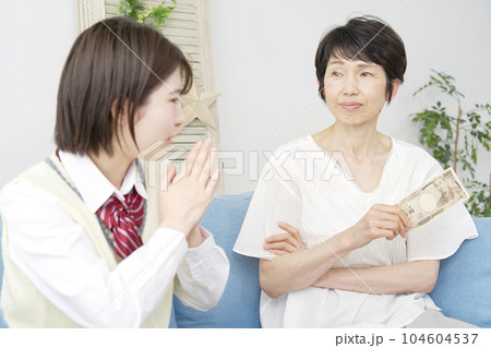 母親にお小遣いをねだる女子高生 104604537