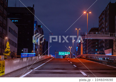 首都高速　ジャンクション　午後　深夜　夜　東京　パーキングエリア　速度　道路　街灯　走行中 104604690