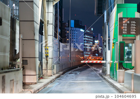 首都高速　ジャンクション　午後　深夜　夜　東京　パーキングエリア　速度　道路　街灯　走行中 104604695