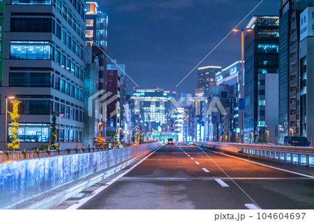 首都高速　ジャンクション　午後　深夜　夜　東京　パーキングエリア　速度　道路　街灯　走行中 104604697
