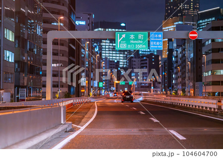 首都高速　ジャンクション　午後　深夜　夜　東京　パーキングエリア　速度　道路　街灯　走行中 104604700