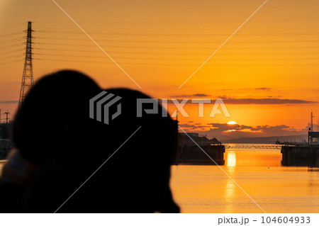 美しい夕陽の絶景スポット「三池港 光の航路」(福岡県大牟田市三池港) 美しい夕陽の絶景スポット「三池港 光の航路」(福岡県大牟田市三池港) 104604933