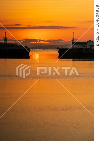 美しい夕陽の絶景スポット「三池港 光の航路」(福岡県大牟田市三池港) 美しい夕陽の絶景スポット「三池港 光の航路」(福岡県大牟田市三池港) 104604939