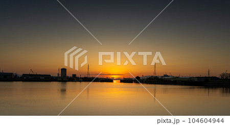 美しい夕陽の絶景スポット「三池港 光の航路」(福岡県大牟田市三池港) 美しい夕陽の絶景スポット「三池港 光の航路」(福岡県大牟田市三池港) 104604944