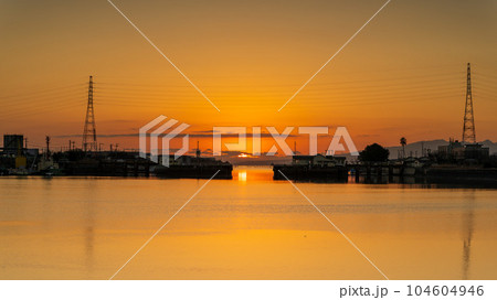 美しい夕陽の絶景スポット「三池港 光の航路」(福岡県大牟田市三池港) 美しい夕陽の絶景スポット「三池港 光の航路」(福岡県大牟田市三池港) 104604946