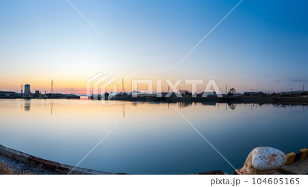 美しい夕陽の絶景スポット「三池港 光の航路」(福岡県大牟田市三池港) 美しい夕陽の絶景スポット「三池港 光の航路」(福岡県大牟田市三池港) 104605165