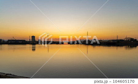 美しい夕陽の絶景スポット「三池港　光の航路」(福岡県大牟田市三池港) 104605170