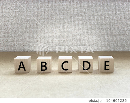 並んだABCDE文字入り白い立方体5個 104605226