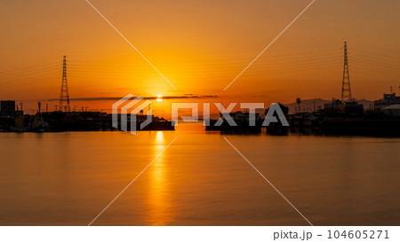 美しい夕陽の絶景スポット「三池港 光の航路」(福岡県大牟田市有明町) 美しい夕陽の絶景スポット「三池港 光の航路」(福岡県大牟田市有明町) 104605271