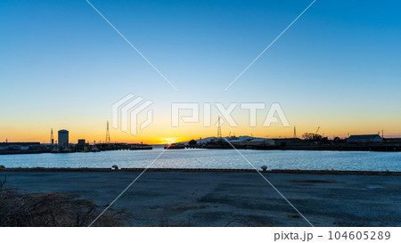 美しい夕陽の絶景スポット「三池港 光の航路」(福岡県大牟田市有明町) 美しい夕陽の絶景スポット「三池港 光の航路」(福岡県大牟田市有明町) 104605289