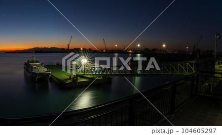 美しい夕陽の絶景スポット「三池港 光の航路」(福岡県大牟田市有明町) 美しい夕陽の絶景スポット「三池港 光の航路」(福岡県大牟田市有明町) 104605297