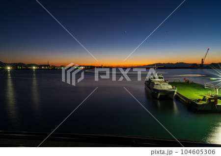 美しい夕陽の絶景スポット「三池港」(福岡県大牟田市有明町) 美しい夕陽の絶景スポット「三池港」(福岡県大牟田市有明町) 104605306
