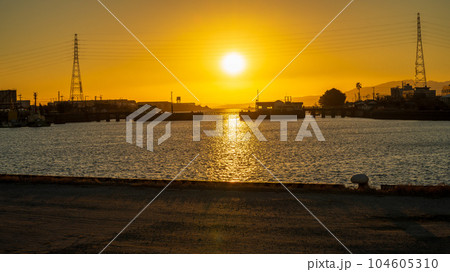 美しい夕陽の絶景スポット「三池港」(福岡県大牟田市有明町) 美しい夕陽の絶景スポット「三池港」(福岡県大牟田市有明町) 104605310