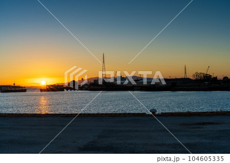 美しい夕陽の絶景スポット「三池港 光の航路」(福岡県大牟田市有明町) 美しい夕陽の絶景スポット「三池港 光の航路」(福岡県大牟田市有明町) 104605335