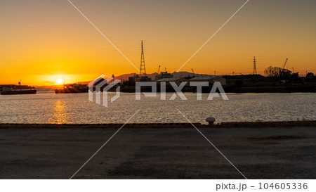美しい夕陽の絶景スポット「三池港 光の航路」(福岡県大牟田市有明町) 美しい夕陽の絶景スポット「三池港 光の航路」(福岡県大牟田市有明町) 104605336