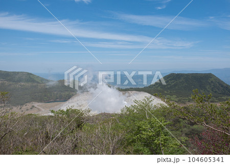 宮崎県えびの市小林市鹿児島霧島市にある霧島山の韓国岳の登山道から観える硫黄山の蒸気 104605341