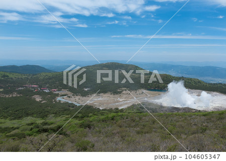 宮崎県えびの市小林市鹿児島霧島市にある霧島山の韓国岳の登山道から観える白鳥山と活火山の蒸気とセンター 宮崎県えびの市小林市鹿児島霧島市にある霧島山の韓国岳の登山道から観える白鳥山と活火山の蒸気とセンター 104605347