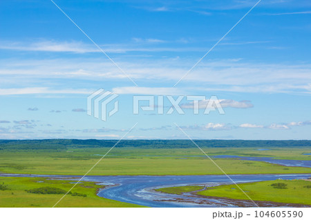 北海道厚岸郡の琵琶瀬展望台より霧多布湿原を望む 104605590