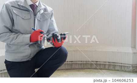 外壁の劣化・ひび割れを点検する作業員 外壁の劣化・ひび割れを点検する作業員 104606253