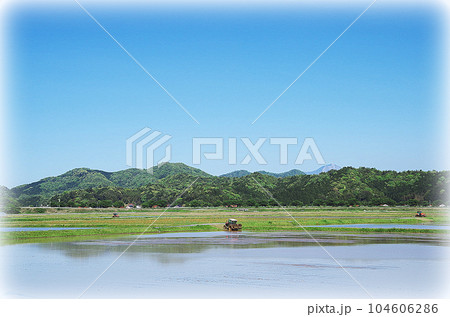 水田の代掻き風景(イラスト風) 水田の代掻き風景(イラスト風) 104606286