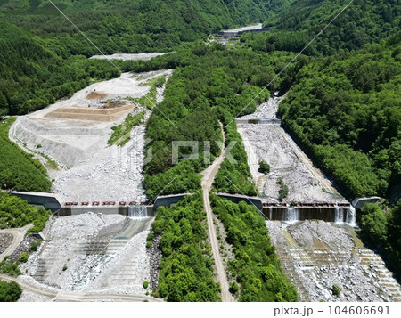 【空撮】滑川第1砂防堰堤と砂防ダム群（長野県上松町） 104606691