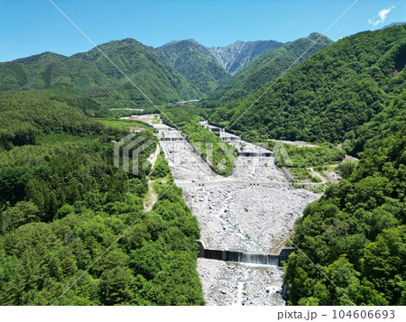 【空撮】滑川第1砂防堰堤と砂防ダム群（長野県上松町） 104606693