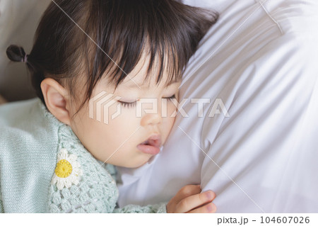 父親の胸で安心して寝る子供 104607026