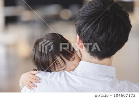 父親に抱っこされて安心して寝る子供 父親に抱っこされて安心して寝る子供 104607172