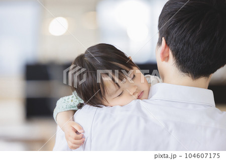 父親に抱っこされて安心して寝る子供 父親に抱っこされて安心して寝る子供 104607175