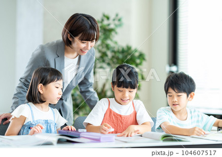 塾で勉強をする小学生。 塾で勉強をする小学生。 104607517