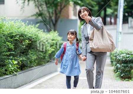 登校する小学生の娘と出勤する母親。 104607601