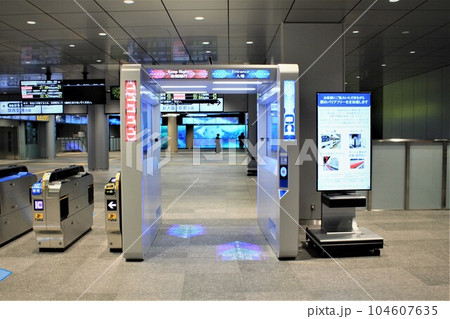 JR大阪駅うめきた地下口の顔認証ゲート 104607635
