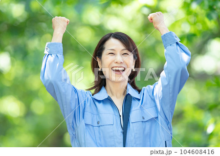 作業着の女性　新緑　 104608416