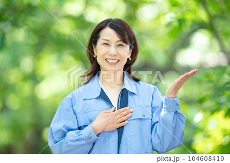 作業着の女性　新緑　 104608419