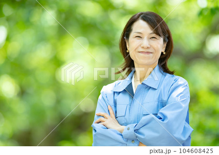 作業着の女性　新緑　 104608425