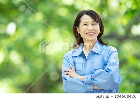 作業着の女性　新緑　 104608426