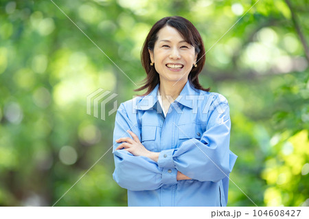 作業着の女性 新緑 作業着の女性 新緑 104608427