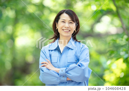 作業着の女性　新緑　 104608428
